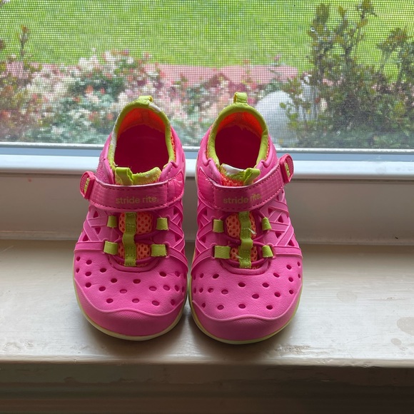 Stride Rite Other - Stride Rite Made 2 play Phibian pink toddler shoes.